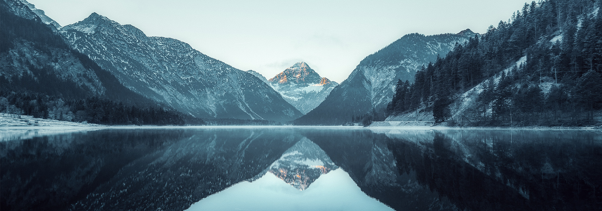 OM GASTRONOMIE Berge mit See