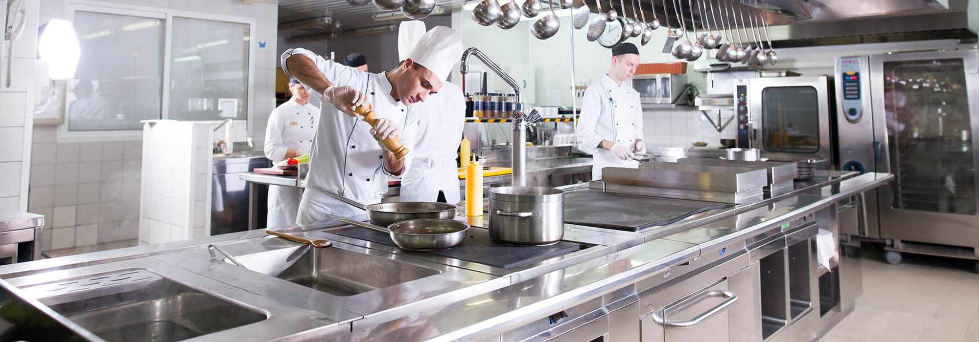 OM GASTRONOMIE Köche arbeiten in der Küche