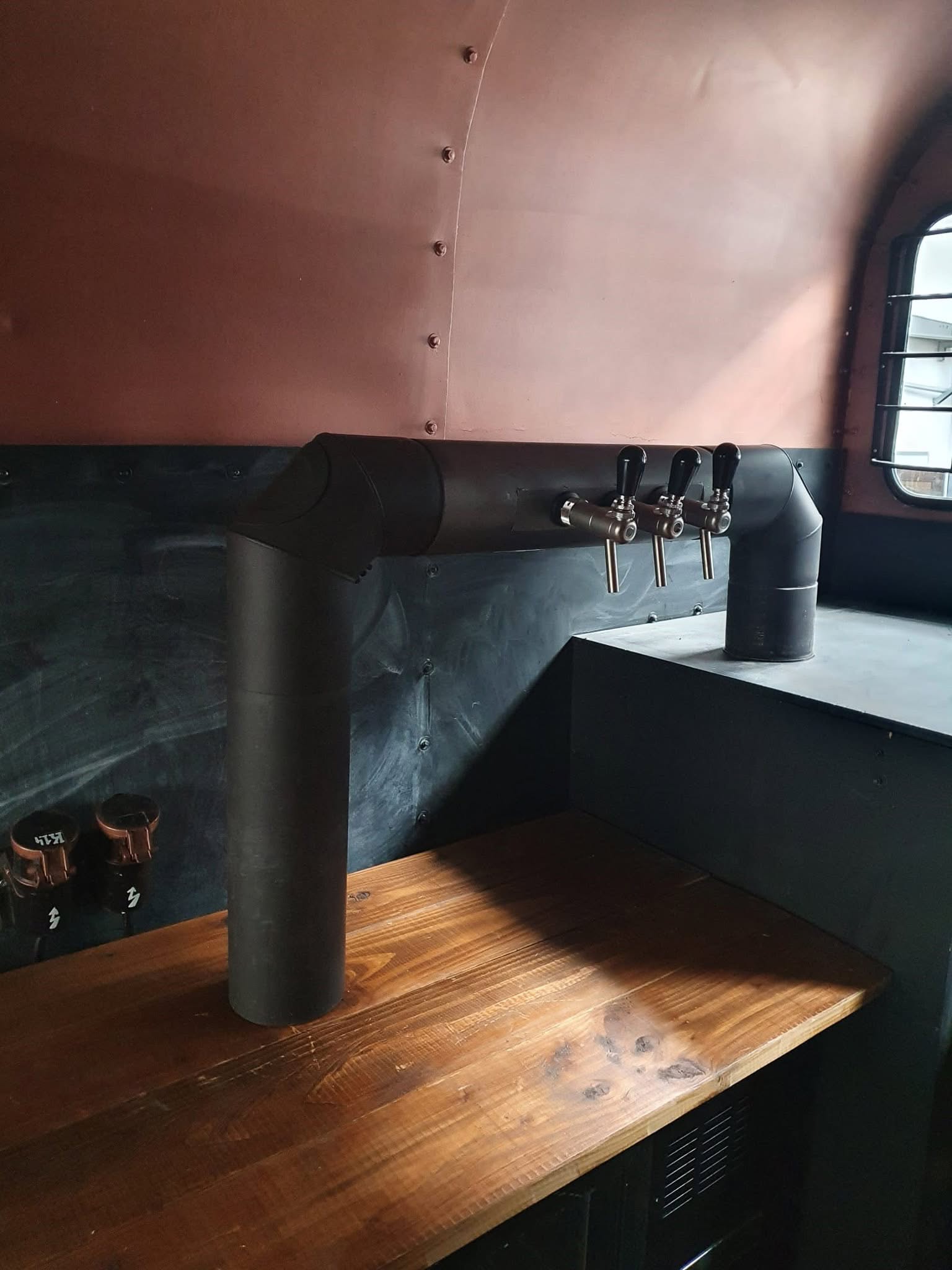 Bierzapfanlage im Vintage-Imbissanhänger