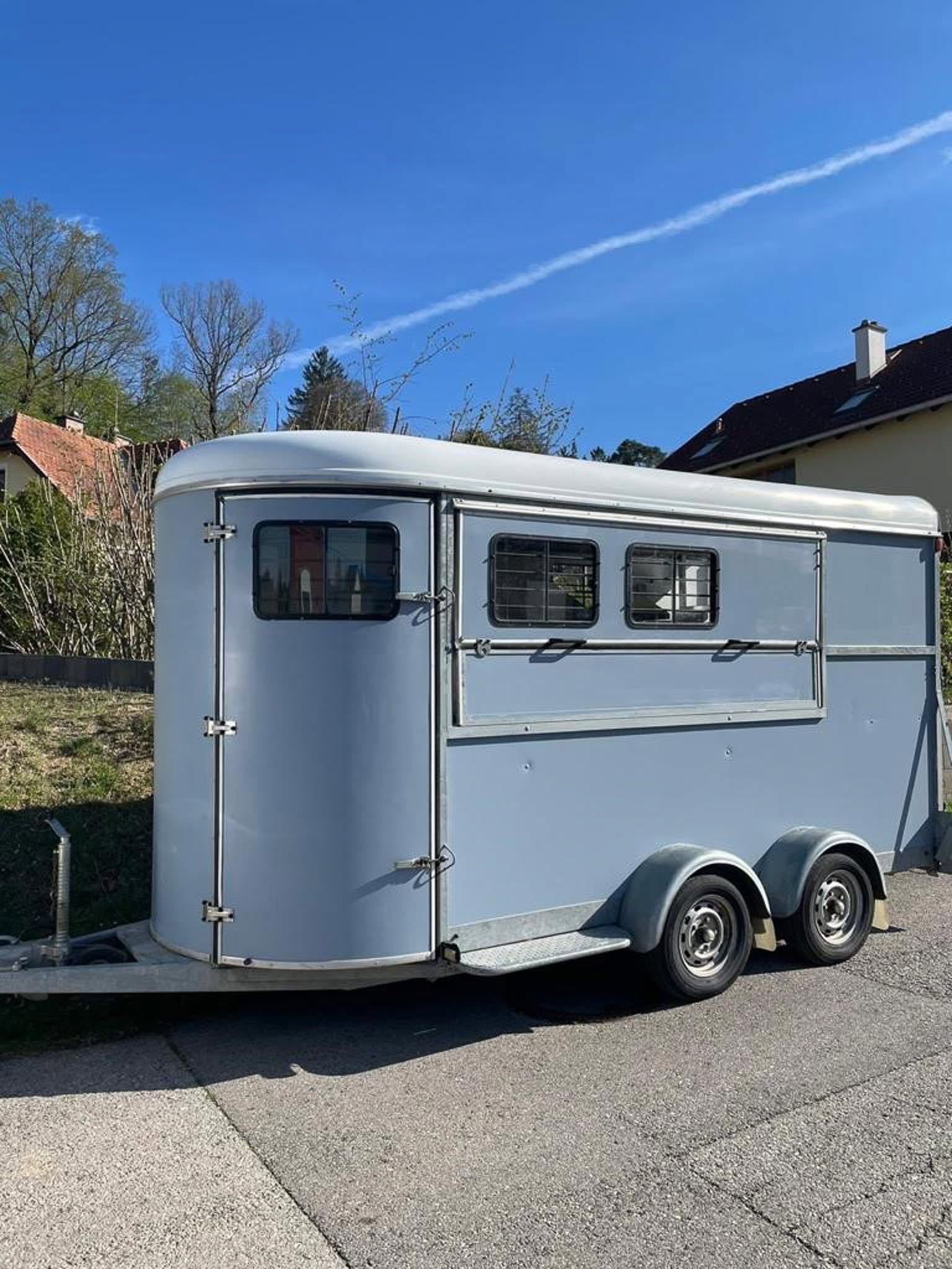 Coffee-Bar-Imbissanhänger von außen mit geschlossenem Ausgabefenster