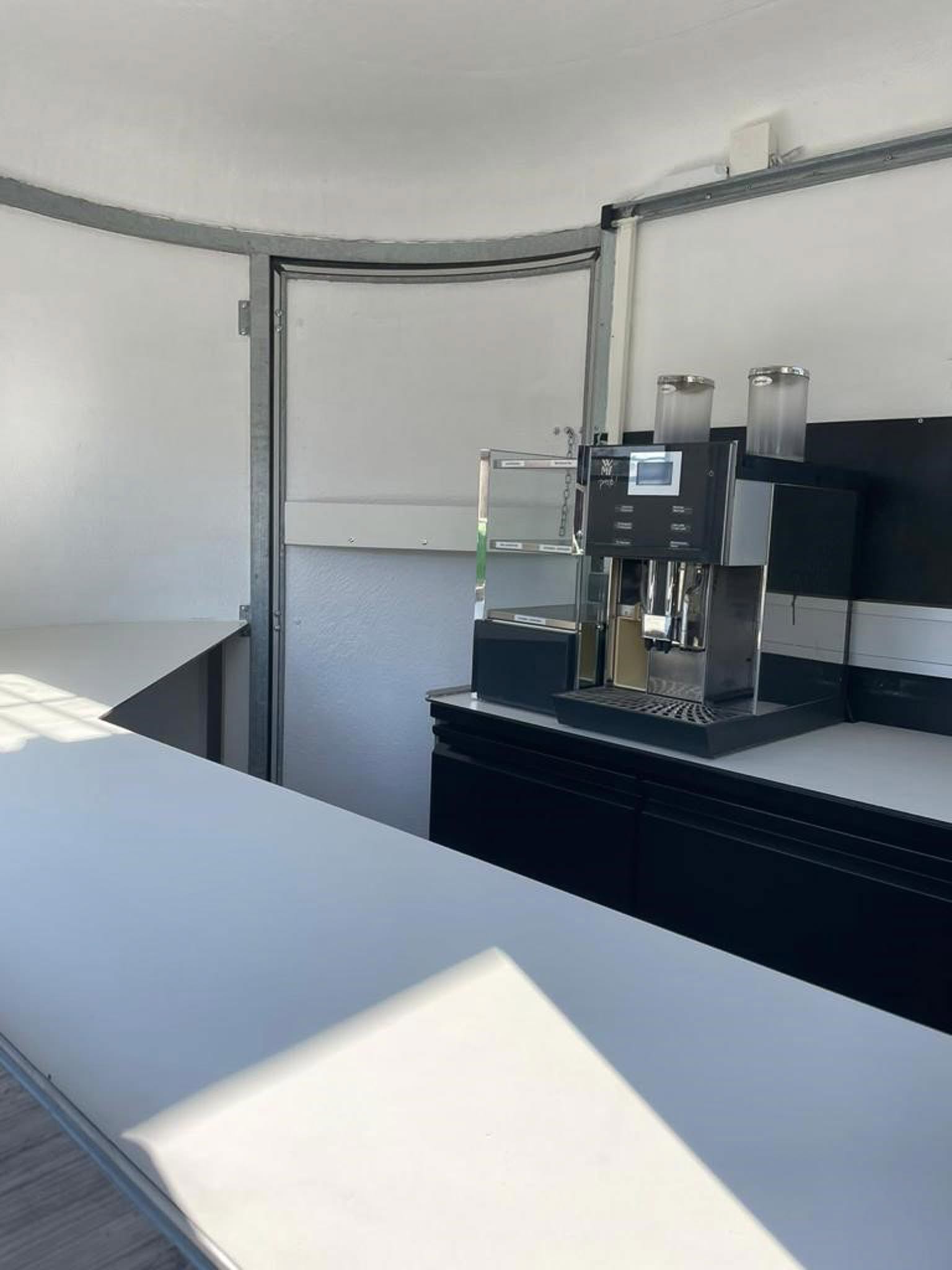Innenraum des Coffee-Bar-Imbissanhängers mit Kaffeevollautomat