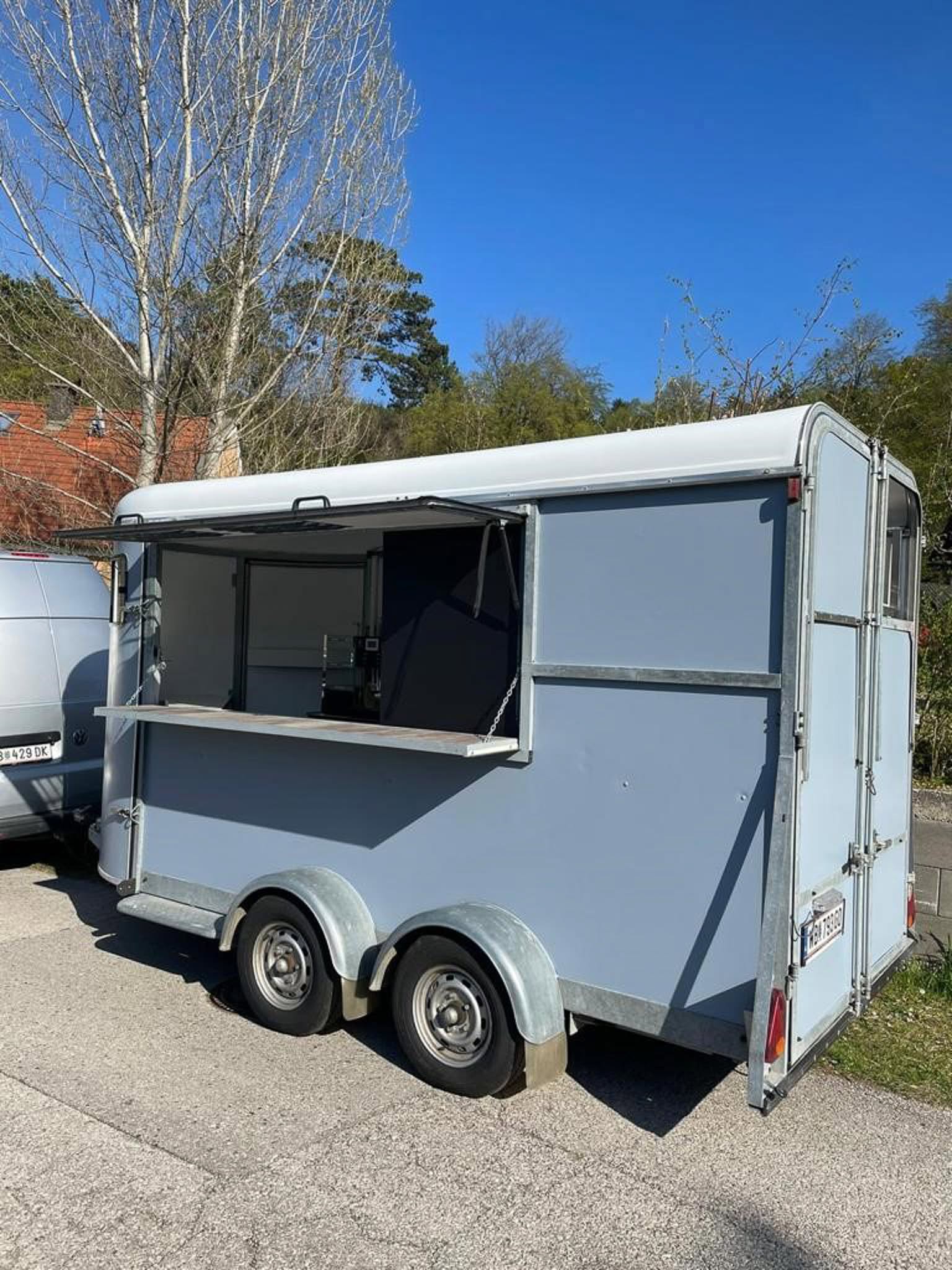 Coffee-Bar-Imbissanhänger mit geöffneter Verkaufsklappe